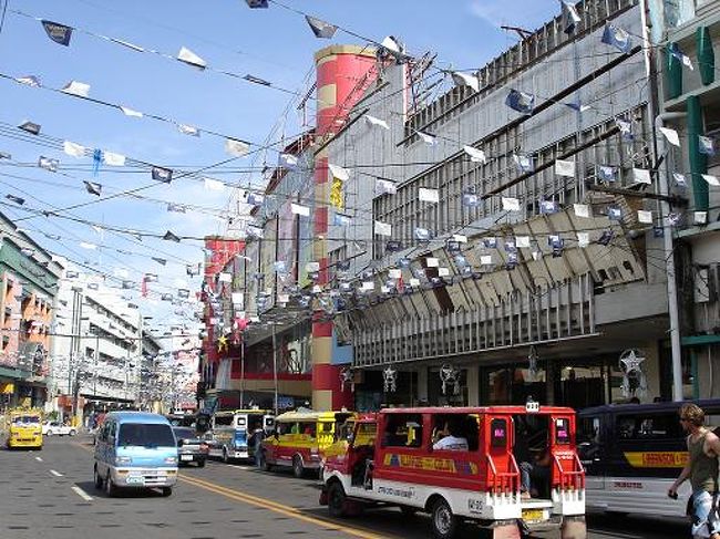 マニラからセブまではフェリーもでてるが、時間がかかりすぎるので飛行機で行くことにする。。。 <br />セブパシフィックという格安航空会社（LCC）が飛んでいた。。。 <br />マニラからセブまでフライト時間は1時間20分ぐらい。。。 <br />大阪―東京よりちょっと遠いぐらいだろうか？？？ <br />そのチケット代はなんと片道すべて含めて3000円程度だ。。。 <br />今世界はLCCが増え、主流になりつつあるというのに、日本は利権を重んじるためJALやANAを守るためLCCを排除する傾向にあるので、完全に世界から取り残されている・・・ <br />まぁそんなことはさておき、潜るためにセブパシフィックにチケットを買いに行く。。。 <br />セブまで行きたいんだけどと言っても通じない・・・ <br />C・E・B・Uのセブに行きたいんだけど・・・ <br />OH！せっぶぅ〜ね・・・ <br />「セブ」とカタカナ読みしても通じず「せっぶぅ〜」と発音するみたいだ。。。 <br />気を取り直して「せっぶぅ〜1枚」と言ってチケットを購入する。。。 <br /><br />