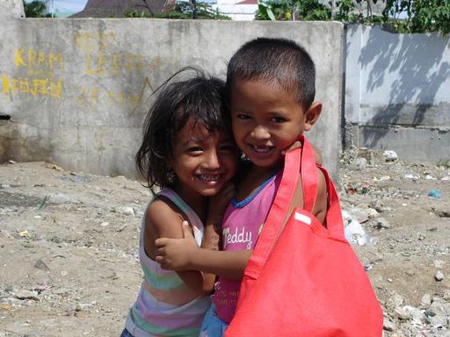 ダイビング代は1ダイブ2400円程度。。。 <br />午前と午後1日2ダイブできるが、そんなに焦ることもない。。。 <br />午前中に1ダイブして午後からはシュノーケリングや日焼けをして過ごす。。。 <br />日差しは強く1時間もビーチで寝てると日焼けよりやけどに近いほど真っ赤かになった・・・ <br />ダイビングではスズメダイやチョウチョウウオやクマノミなどかわいい魚が多く、カメも1ダイブで3−4匹見れた。。。 <br />海の中は限られた選ばれたものの世界と言う感じがして、何とも気持ちがいいものだ。。。 <br />でもモアルボアルはビーチから３０ｍほど行くと一気に６０ｍぐらいのドロップオフになってる地形なので、シュノーケリングでもけっこう魚たちは見れる。。。 <br />数万匹のいわしの群れなども見れ、手を伸ばせば届きそうな距離だが、伸ばした手に当たるようなのろまないわしはいてなかった・・・ <br />今回は水中カメラを持ってなかったので、水中写真が撮れなくて残念でしかたない・・・ <br />