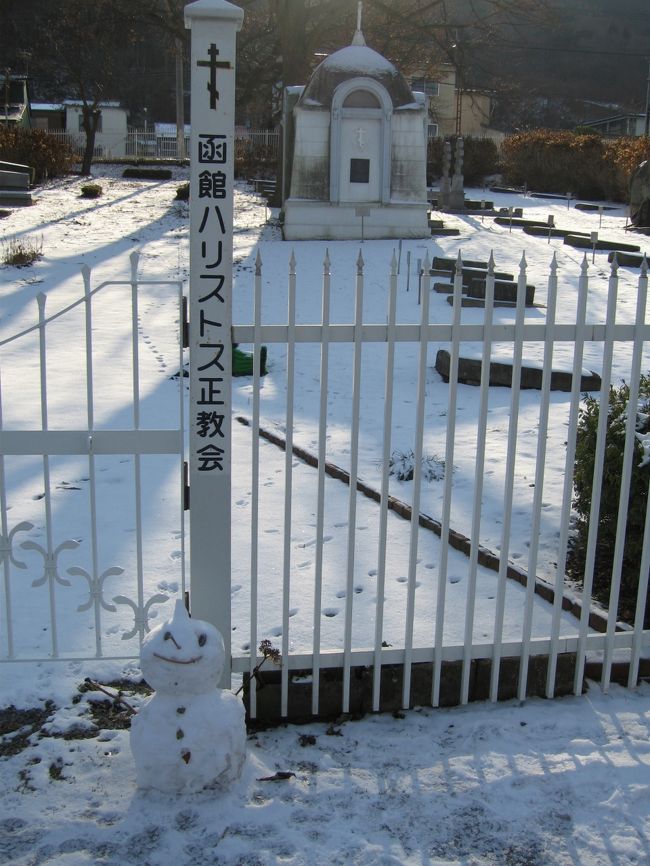 どこの誰が作ったのか分かりませんが<br />可愛い雪だるまが…。<br />周りはネコの足跡だらけでした（笑）