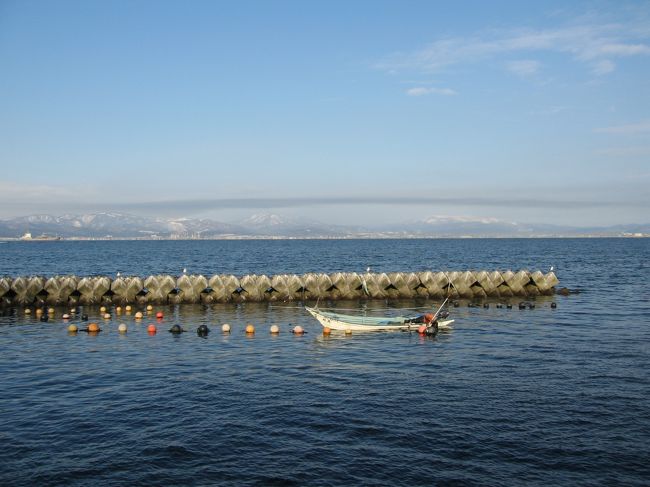 外国人墓地から崖下の集落に降りられます。