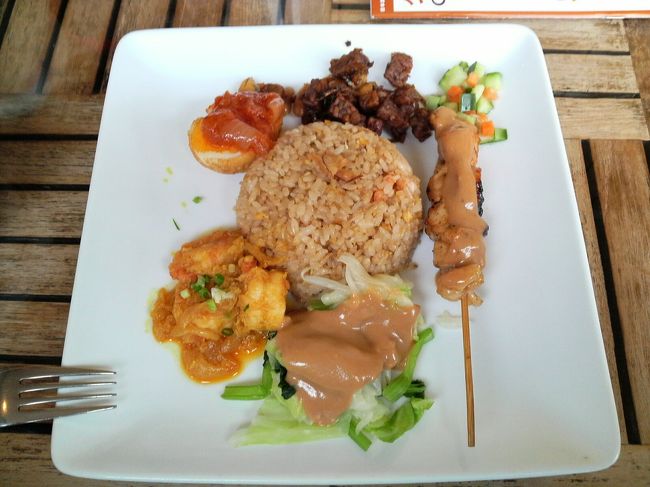 まずは、腹ごしらえ。南国にいくので、インドネシア料理を。味はいいですね。。