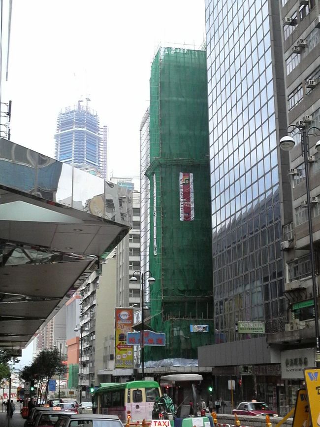 2日目香港の朝です。建物が竹で足組みされているのがさすが。。