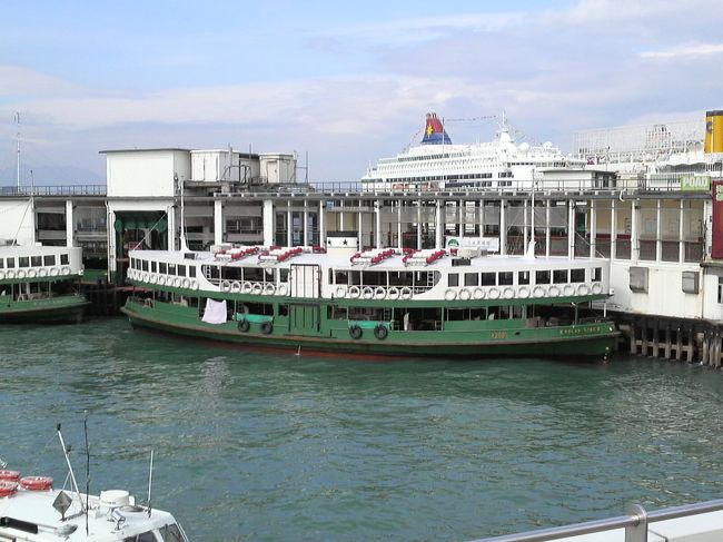 スターフェリーもいました。<br />前後に進めるはＯＫですが、着時は重心が高いため結構ゆれますね。。