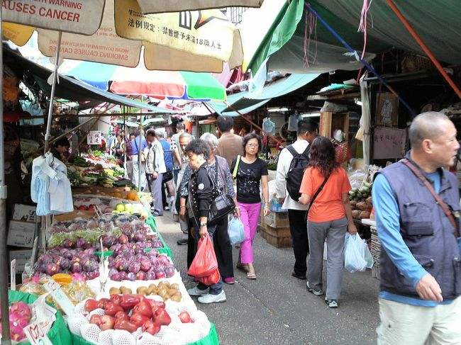 そのまま、新填地街（Reclamation St.）の青空マーケットへ。