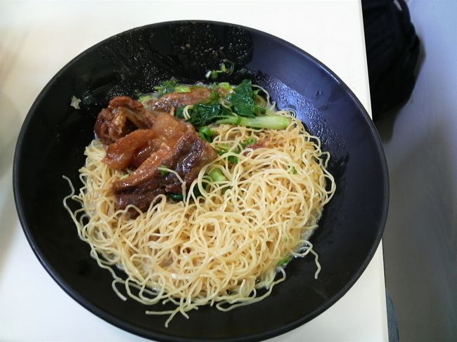 ここで昼飯のラーメンです。<br />300円くらいで安いです。<br />ただし、香港のラーメンは全部インスタント麺だったな。。<br />