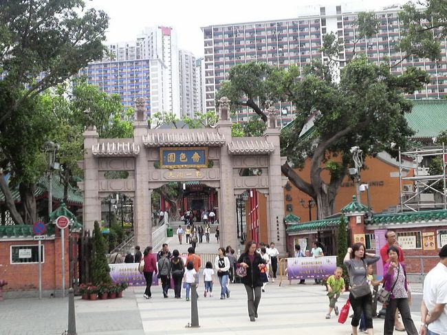 地下鉄にのって、黄大仙廟へ。<br />道教の寺院で地元の占いしている人がいっぱい。。<br />やり方もわからないし。<br />男グループでは期待外れの場所・・