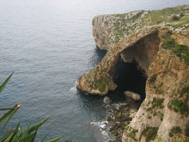 「青の洞門」<br /><br />雨で波が高く船が欠航ー残念！　