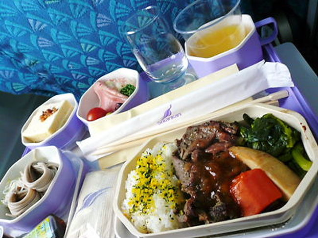 機内食。ビーフ＆そば。<br />いつもスリランカ航空を利用しています。