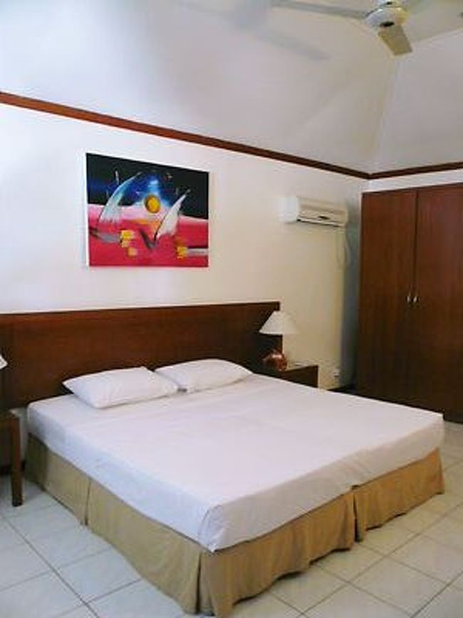 何が何でも移動した通常のビーコテは、<br />非常に快適でした。シンプルでいいんです。<br />エアコンも効くし、<br />オープンエアのバスルームは気持ちよいし、<br />ダイビングセンターからの騒音もないし。<br />実はその後私達の後来た日本人の方も最初の日、<br />例の部屋に案内された事を知りました。<br />勝手な予想ですが満室稼動してる時期、<br />ヨーロピアンにはこちらを用意して、<br />日本人には…、かもしれません。この事は<br />ヘレンゲリの唯一のマイナスポイントになりました。<br />続々来るヨーロピアンはあの部屋には、<br />まったく案内されてなかったので。<br />ピークの時期行く人は注意した方がいいかもです。