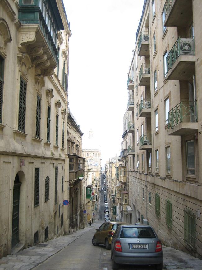 <br />　「ヴァレッタの街並み」<br /><br />　マルタの首都”ヴァレッタ”は碁盤の目状に整備さ　れており、メインストリートの”リパブリック通　　り”から海まで　まるで逃げる様に幾つもの坂道　　（下り）が続いている。