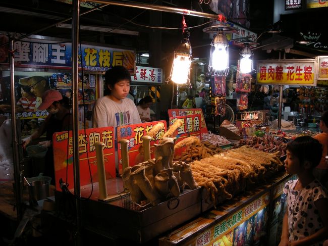 ＜六合国際観光夜市＞<br />イカ、カニのてんぷら。<br />巨大エリンギも売ってました。