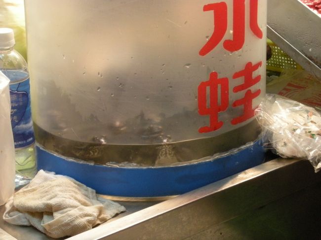 ＜六合国際観光夜市＞<br />ぶらぶら夜市を散策。<br />カエルが。