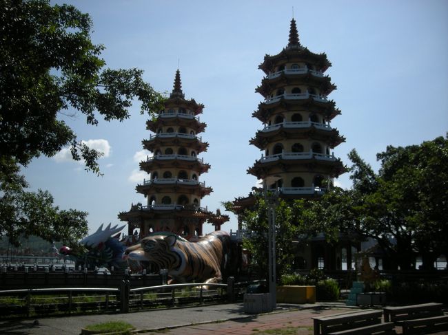 ＜左營蓮池潭＞<br />高雄といえば龍虎塔です。<br />龍から入って虎から出ます。<br />龍は良い動物、虎は悪い動物をされています。