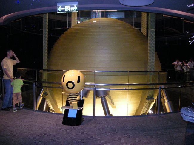 ＜台北101＞<br />台北101の揺れを制御している巨大な振り子です。<br />でかいです。