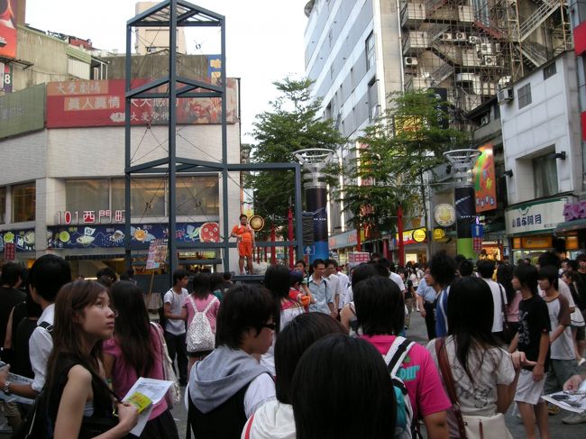 ＜西門＞<br />台北の繁華街の西面です。<br />若者でいっぱいです。<br />太ったオレンジのおっさんが踊ってました。<br />誰も立ち止まらず。。。