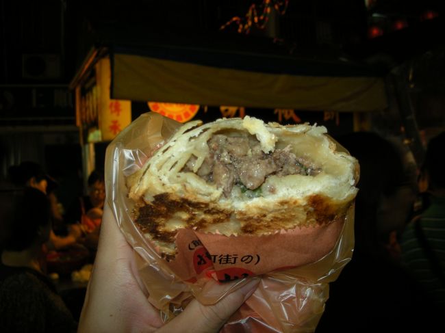 ＜饒河街観光夜市＞<br />行列ができていたので並んでみました。<br />パリパリの生地に肉とねぎがガッツリ入ってておいしいです。