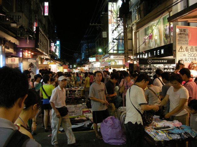 ＜士林夜市＞<br />次は士林夜市です。<br />ここも人がとてもおおかった。<br />衣料品や偽ブランド物もあり。