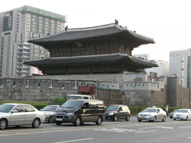 ＜東大門＞<br />ソウルの東大門。<br />南大門が燃えてなくなったので。