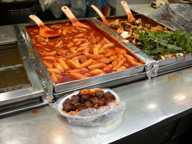 ＜トッポキ＞<br />屋台でトッポキ。<br />久しぶりに食べたけど辛いね。