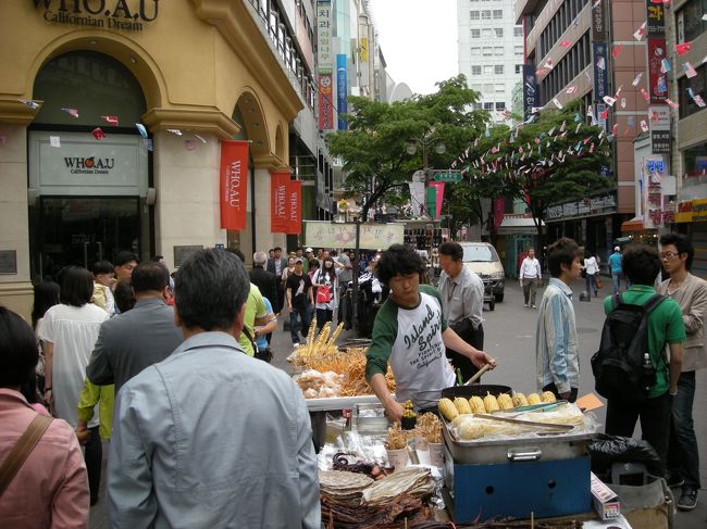 ＜明洞＞<br />ソウルの繁華街ミョンドンですね。<br />ここは物価が高いです。<br />人も多いです。