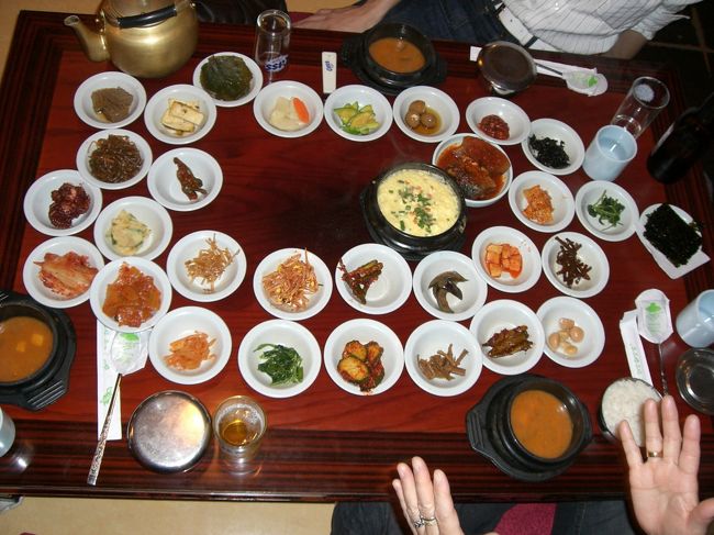 ＜韓国料理＞<br />テーブルにいっぱいのおかず。<br />これには両親も驚いていました。<br />もちろん食べきれず。