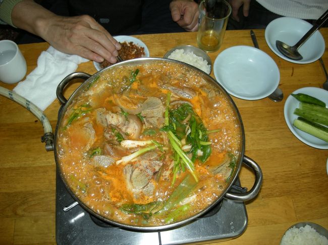 ＜犬鍋＞<br />韓国には何回か行ってたんですが初めて食べました。<br />親には食べてから言いました。<br />豚より柔らかくおいしかったですよ。<br />犬肉を食べることにはいろいろあるようですが、私はちゃんとした文化だと思っています。<br />また機会があれば食べたいですね。