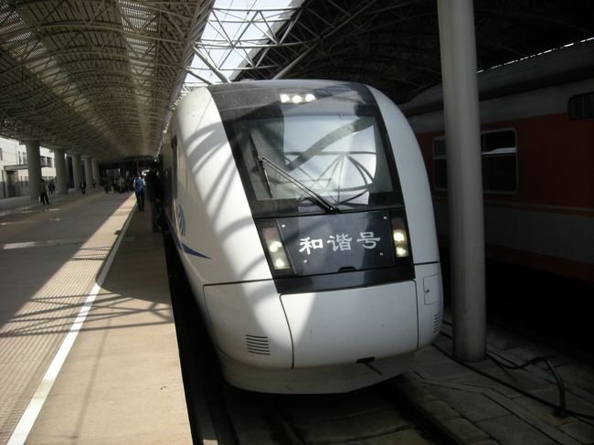 ＜杭州行特急電車＞<br />杭州行の特急電車です。<br />日本の新幹線並みに乗り心地は良かったです。