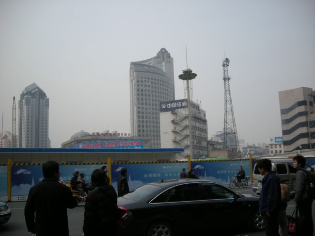 ＜杭州＞<br />杭州駅に到着。<br />天気は微妙。雨よ降らないでくれ。