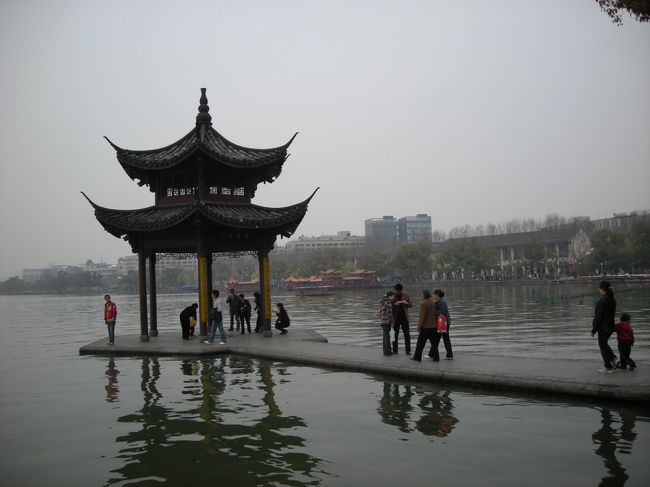 ＜西湖＞<br />とても大きな湖。<br />湖の周りを歩くことに。