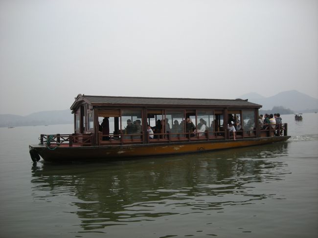 ＜西湖＞<br />天気がいまいちでした。<br />晴れていればきれいな景色なんだろうけど。<br />船に乗ってみました。<br />手漕ぎの船もありますが、ひとりだと高い。