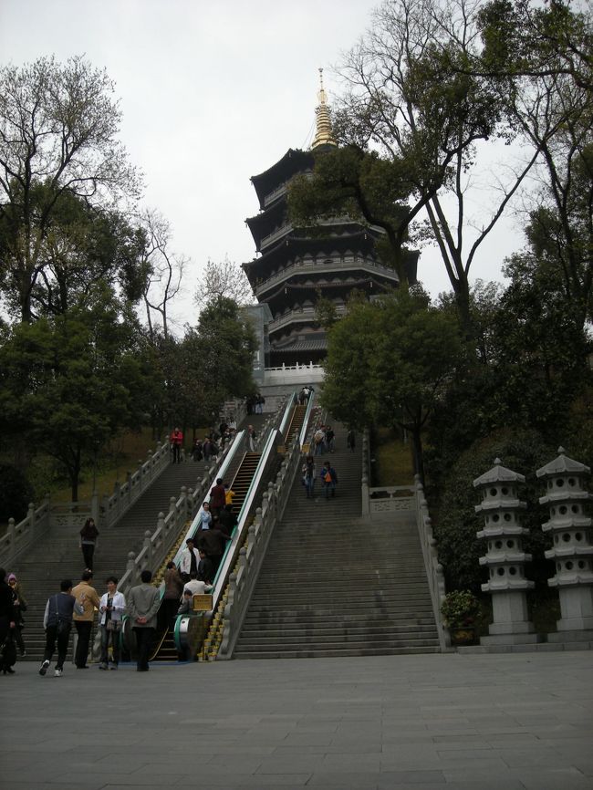＜雷峰塔＞<br />西湖のほとりにあります。