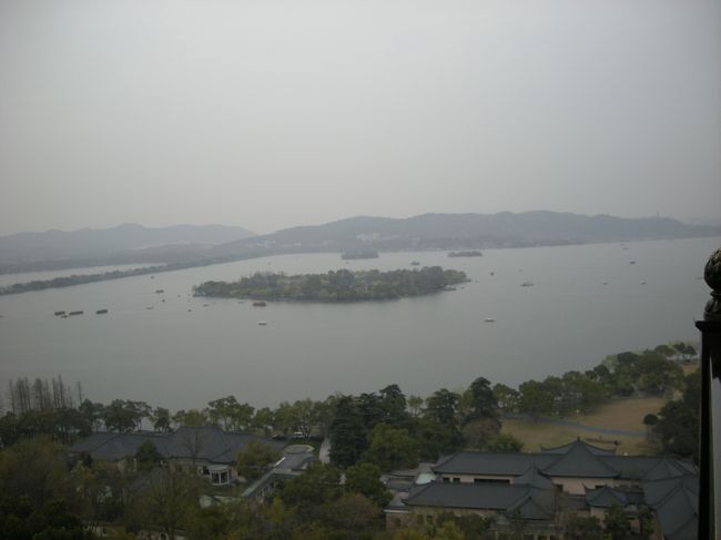 ＜西湖＞<br />雷峰塔からの眺め。<br />晴れていればなぁ。。。