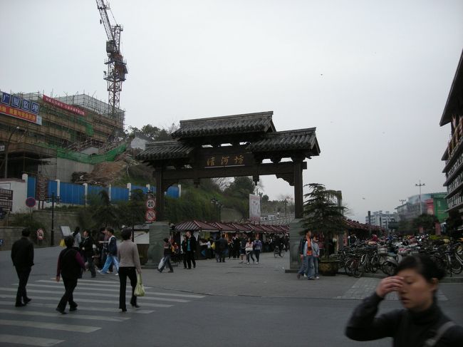 ＜河潭街＞<br />西湖からバスで河潭街へ。