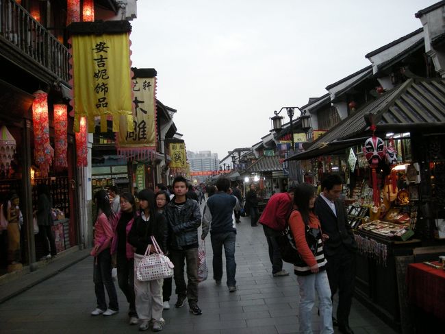 ＜河潭街＞<br />古い街並みを再現したような場所です。<br />茶屋や土産屋が並んでいます。<br />レストランからおいしそうなにおいも。