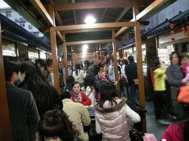 ＜河潭街＞<br />フードコートのような場所を発見。<br />屋台が並んでいていろんな料理があります。<br />みんな買って中央のテーブルで食べていました。