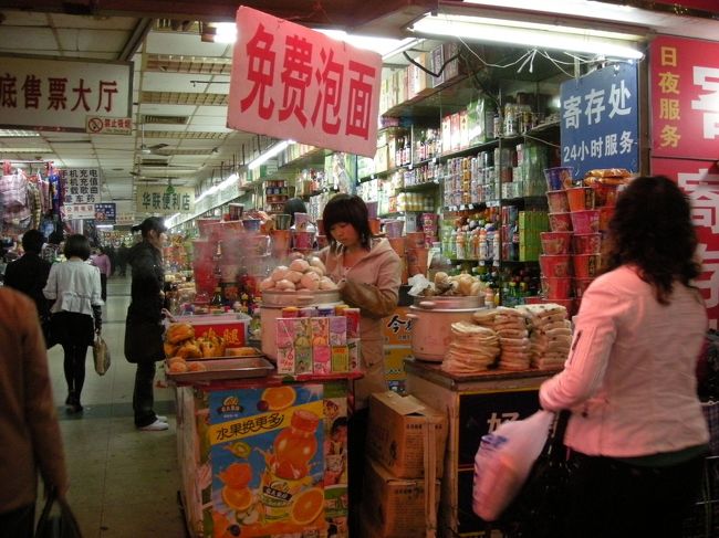 ＜杭州駅＞<br />杭州駅です。<br />行きと同じ特急に乗って上海へ。