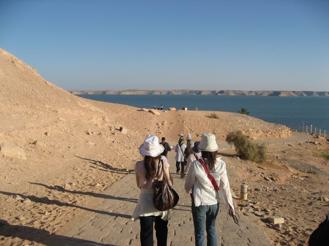 入り口で入場券（８０ポンド＝約１，３６０円）<br />購入後、このような道を歩いて行く。<br /><br />((o(∇*)oﾄﾞｷﾄﾞｷo(∇)oﾜｸﾜｸo(*∇)o))<br /><br />そしていきなり現れる！！！