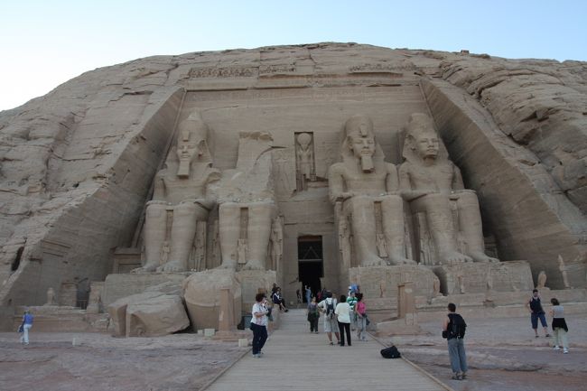 ドドーン！！！かなりの迫力！<br /><br />目の前に【アブシンベル神殿】登場！<br />これがユネスコの救済キャンペーンで守られた遺跡か〜<br /><br />この神殿は紀元前１２５０年頃にラムセス２世が<br />建造したもの。太陽の王と称えられたこの王はヌビア<br />の地をこよなく愛し、ファラオの権力が永遠になる<br />ように巨大な神殿を作ったそうだ。<br /><br />ついにたどり着いたのだ、世界遺産のきっかけに<br />なった、この偉大なエジプトの遺跡に！