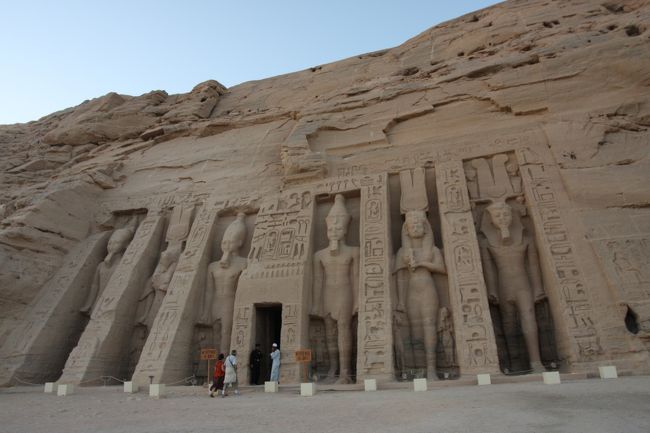 そのラムセス２世が最も愛した女性が第１王妃<br />ネフェルタリである。<br /><br />この王妃のために作られたのが【アブシンベル小神殿】<br />であり、ハトホル女神に捧げられたそうだ。（写真）<br /><br />ネフェルタリがどれだけラムセス２世に愛されたか<br />がわかるこの神殿、大神殿と比べるとこじんまりは<br />しているが、４体のラムセス２世像とその間に２体の<br />ネフェルタリ像が並びその足元には彼らの子供たちの<br />像が刻まれていて、こちらも見ごたえ充分！<br />