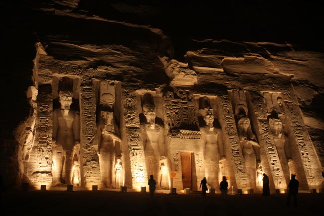 こちらはアブシンベル小神殿のライトアップ。<br /><br />ライトアップは「音と光のショー」が終わると、<br />割とすぐに終わってしまうので写真撮影はお早めに！<br /><br />時間的余裕があればショーの前に撮っておく方が<br />無難かも。。。<br /><br />いずれにせよアブシンベルは泊りに限るよ☆