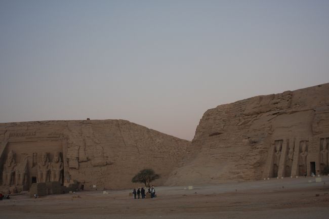 両方の神殿を遠目から見るとこんな感じ。<br />（左が大神殿、右が小神殿）<br /><br />もう少し広角のレンズ欲しい〜〜