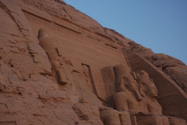 ふっふっふ。このツアーは翌朝も神殿へ。<br /><br />日の出が出るまでの時間も内部を見学することが<br />できるのだ〜、昨日のおさらいで再見学。<br />この目に焼き付けなくっちゃ！<br /><br />朝は人も少なく快適と思っていたら、日の出が<br />近づいてきたら、観光客が押し寄せてきた。w(ﾟｰﾟ;)w<br />