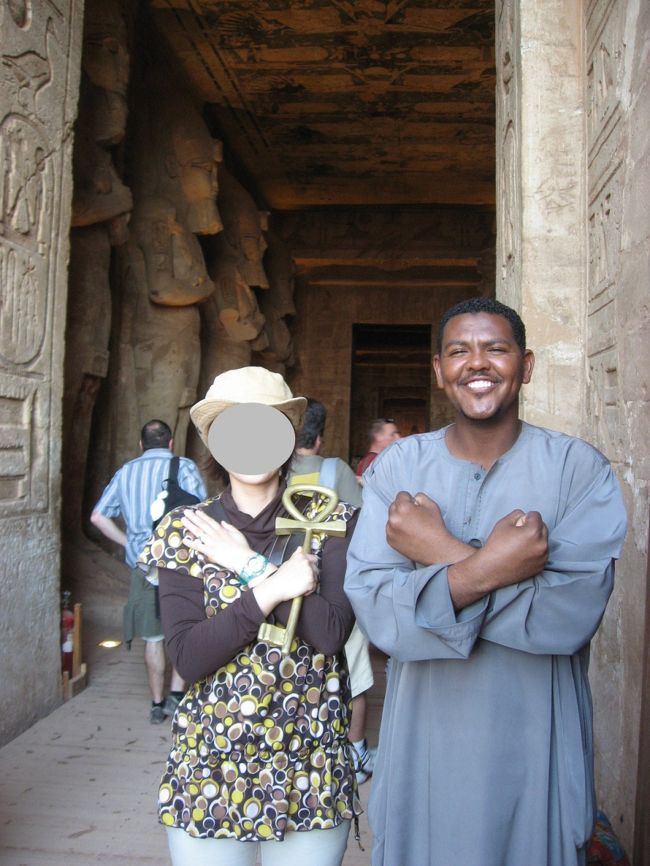 この神殿は一時は砂に埋もれて忘れられていたところ、<br />１９世紀に発見されたらしい。<br /><br />しかし、１９６０年代に水没の危機にさらされる。<br /><br />そこでユネスコがこの遺産を守ろう！と立ち上がり、<br />世界に呼びかけ、集まった国際的協力のもと<br />１０３６個ものブロックに切断され、元の位置より<br />約６０ｍ上にそっくりそのまま無事に移されたのだ。<br /><br />ひゃー、私が生まれるちょっと前の話だよん。<br /><br />とても美しいレリーフがたくさん残っていて、<br />すごい！！！という言葉しか見つからなかった、<br />本当に移築されたの〜ただただ驚くばかり。。。<br /><br />中は写真撮影禁止なのがとっても残念！<br /><br />なのでせめて入り口だけでもと命の鍵を持って<br />番人の人と一緒にぱちり☆<br /><br />お兄さん、スペシャルな笑顔サンクス☆<br /><br />★一言メモ★<br />命の鍵とはアンクといって、古代エジプト時代の<br />永遠の命の象徴である。