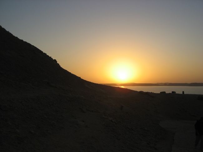 これよこれ、泊りの醍醐味、日の出鑑賞♪<br /><br />ところが私たち参加のツアーは日の出時間の読み違えで<br />ほとんどゆっくり見ることなく戻る羽目に。。。<br /><br />でも私と友だちは集合時間にちょっぴり遅れながらも<br />日の出をチラ見してきました。<br />ツアーの皆さま、お待たせしてごめんなさい！<br /><br />m(*- -*)mｽ･ｽｲﾏｾｰﾝ<br /><br />でももっとゆっくり日が当たったときの神殿の<br />様子を見たかったな〜！<br />