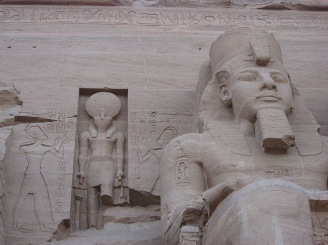 ラムセス２世の像のドアップ写真。<br /><br />ラムセス２世とは（ここで説明するまでもないけど）<br />父セティ１世の没後２２歳で即位し６７年間もの<br />長きにわたり国を治めたファラオ。<br /><br />身長１８０ｃｍ以上と当時並外れた体格の持ち主で、<br />７人の妃と数十人の愛人との間に２００人以上もの<br />子供をもうけたとのこと。（まあ〜タフだこと！）<br /><br />とにかく名実共に古代エジプト史上最大のファラオ<br />というわけである。。。<br /><br />(ﾟ-ﾟ*)(｡｡*)ｳﾝｳﾝ（妙に納得！）<br />
