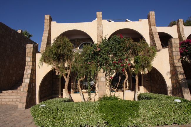 これが私たちのお部屋（１階の方）。<br />目の前にはナセル湖が広がってる。<br /><br />部屋の中はちょっぴり暗めだけど、広さも充分だし、<br />置いてあるラムセス２世のランプがよいアクセント。<br />ただ、エアコンの音がちょっとうるさかったかな。<br /><br />私たちのときは冷蔵庫があかなくて、添乗員さんに<br />頼んであけてもらった。<br /><br />田舎のホテルなので、ゲストが一斉にシャワーを使う<br />時間帯はお湯が出なくなるとの噂もあったけど、私たち<br />はラッキーにも気持ちよくお湯のシャワーを浴びる<br />ことができました。。。日頃の行いのタマモノ？笑