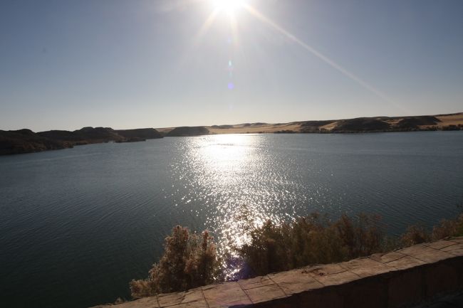 私たちの部屋の前の風景。<br />ナセル湖がこのように広がっている。<br /><br />逆光だったので写真では伝わりにくいかもだけど、<br />本当に美しい、素朴で心が洗われる眺めだった。<br /><br />(^ー^* )ﾌﾌ♪明日もがんばろうっと！