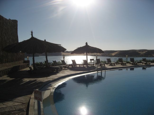 最後に私たちが泊まったホテルのご紹介。<br />「セティ・アブシンベル」<br />http://www.setifirst.com/Default.aspx<br /><br />アブシンベルにはホテルが４つくらいしかないよう<br />だけど、その中でも高級なホテルのよう。<br /><br />ナセル湖の目の前に建っていて、プールも２つあり<br />客室もコテージタイプでよい雰囲気♪