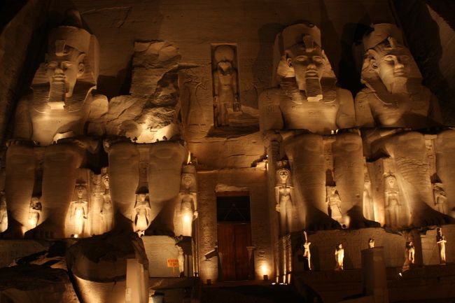 今回私たちのツアーはこのアブシンベルに１泊する<br />旅程になっていたので夜のアブシンベル神殿も堪能！<br /><br />夜は「音と光のショー」が、大神殿と小神殿にて。<br /><br />これはライトアップだけでなく、プロジェクター<br />を使って、神殿をスクリーンに見立てて美しい映像を<br />見せるもの。<br /><br />これがまためちゃくちゃ感動っっ！！！m(；∇；)m<br /><br />３５分ほどのショーの間に、ラムセス２世の偉大さ、<br />王妃ネフェルタリとの夫婦愛をたっぷり見せて<br />もらって、大満足！