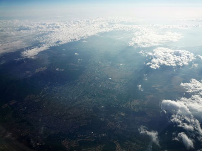関東は曇っていたが，御殿場付近から晴れてきた．箱根芦ノ湖と御殿場・裾野が見える．昨年末通ったところだ．